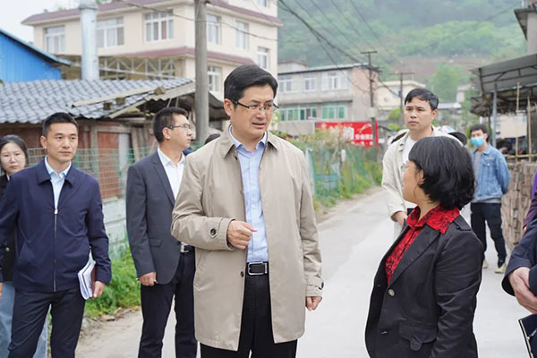 雅安市雨城区区长陈建伟：实事求是 让城市更新成果早日惠及群众_fororder_调研现场-供图-雅安市雨城区委宣传部