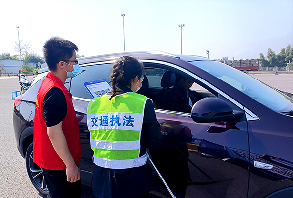 防疫有序 | 自贡市荣县50余名志愿者在高速路口筑牢疫情防控“第一道防线”_fororder_志愿者检查车主行程码