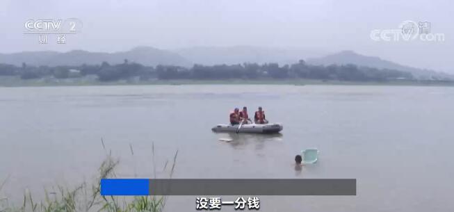 【凡人微光】江水猛涨淹没商户物资 热心小伙们下水打捞3小时