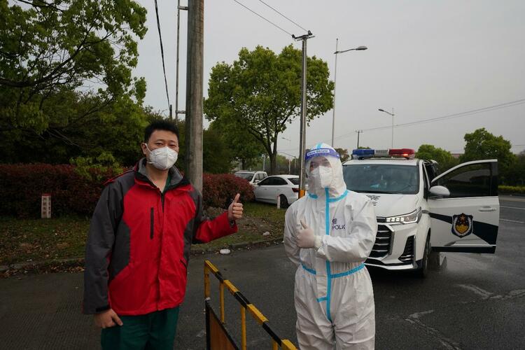退伍十年后他们在方舱医院大门首次相聚！昔日战友今在同一方舱医院战疫