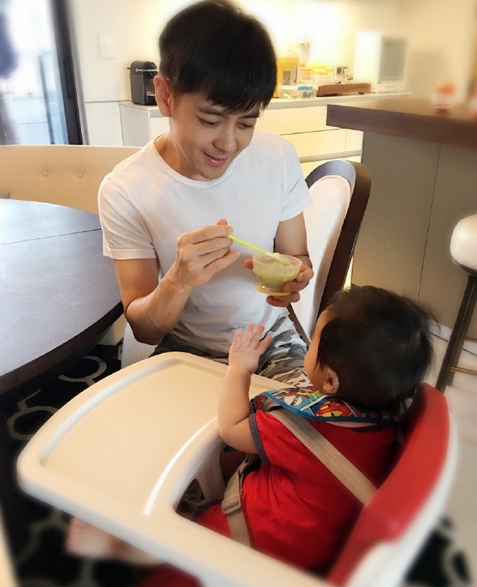 林志颖“贤惠”喂宝宝 41岁嫩得像娃哥哥