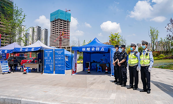 自贡高新公安分局“点线面”齐发力 全面落实疫情防控工作责任_fororder_公安民警坚守在疫情防控一线