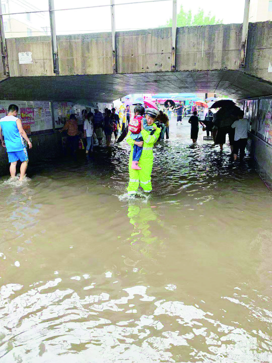 吉林省交警部门迎战强降雨天气 确保道路交通安全畅通