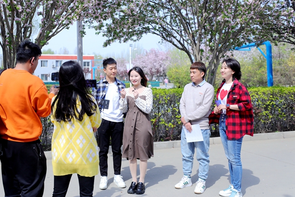 【教育频道】燕京理工学院云直播赏海棠 数百件师生作品映衬花间
