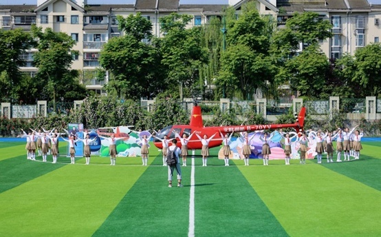 （转载）直升机飞进校园来助阵 天府灌区·全景课堂开课啦