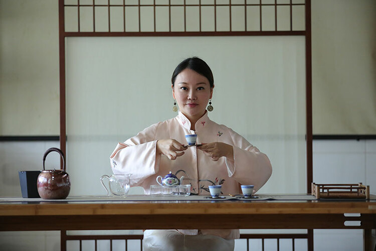 中国梦 劳动美：脚踏实地传艺 用心用情育人_fororder_李倩给学生进行茶艺展示