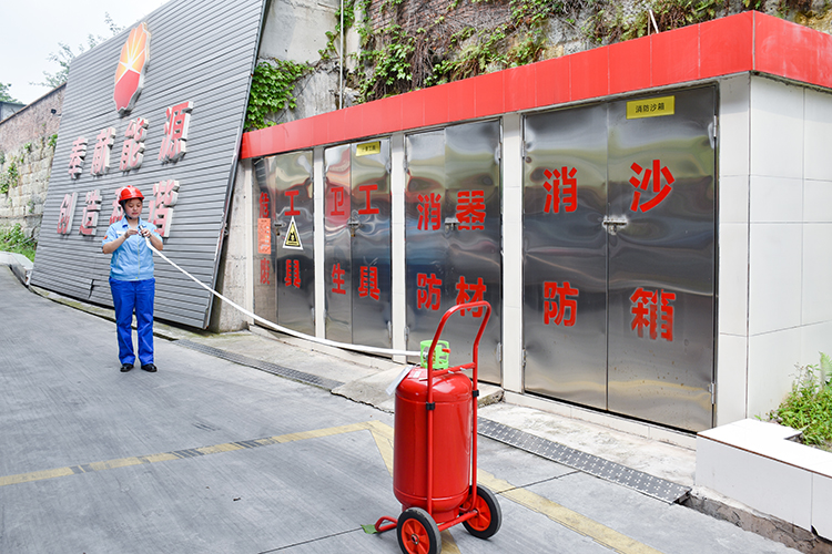 中国梦 劳动美｜邱丽梅：手执油枪 将优质服务注进油箱_fororder_检查消防器材