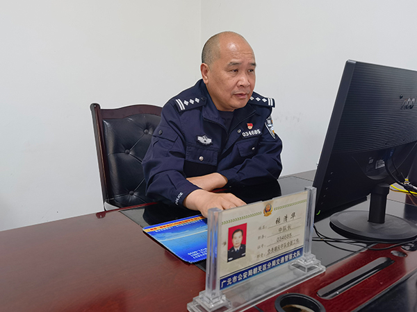 民警张清华：干好本职工作 对得起这身警服_fororder_办公室工作的张清华