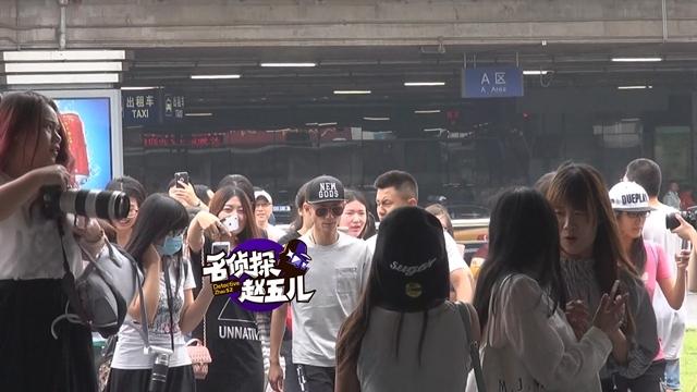 张一山回京获大批粉丝接机 现在迷妹喜欢这款_娱乐_腾讯网