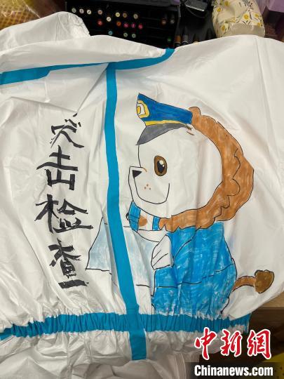 （上海战疫录）“背”感温暖 三位“90后”姑娘化身“战袍画手”为抗疫加油
