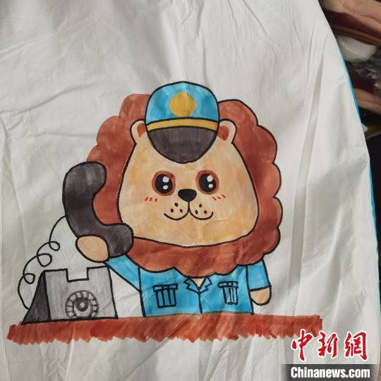 （上海战疫录）“背”感温暖 三位“90后”姑娘化身“战袍画手”为抗疫加油