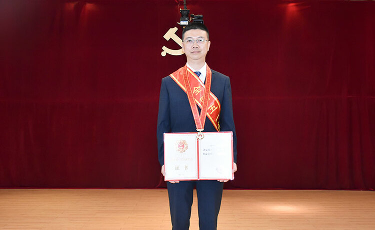 四川自贡：工艺设备行业典范 潘登荣获全国五一劳动奖章称号_fororder_荣获2022年全国五一劳动奖章称号（摄影-赵丽）