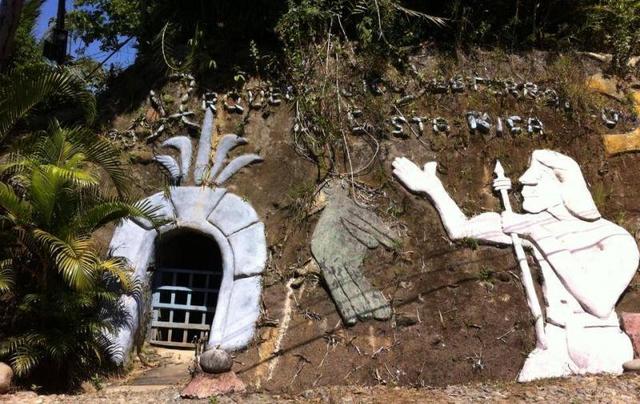 组图：64岁老人山上挖洞12年 打造一座地下宫殿