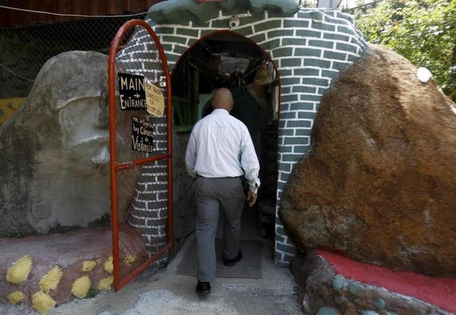 组图：64岁老人山上挖洞12年 打造一座地下宫殿