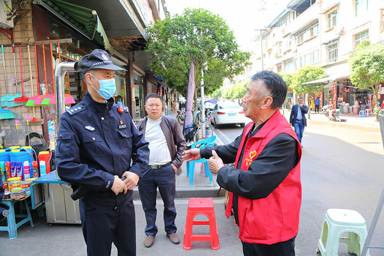 自贡市富顺县公安局板桥派出所民警郑俊良：勤恳敬业务实为民的“好人警察”_fororder_郑俊良正在工作-供图-四川省公安厅