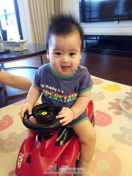 林志颖教小儿子开车 父子俩长得一模一样