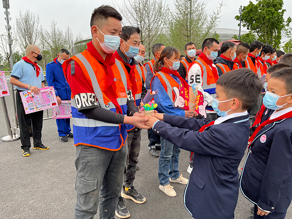 成都：绿色专线迎大运 童心致敬劳动者_fororder_少先队员们为劳动者们献上礼物-摄影-杨鑫烨