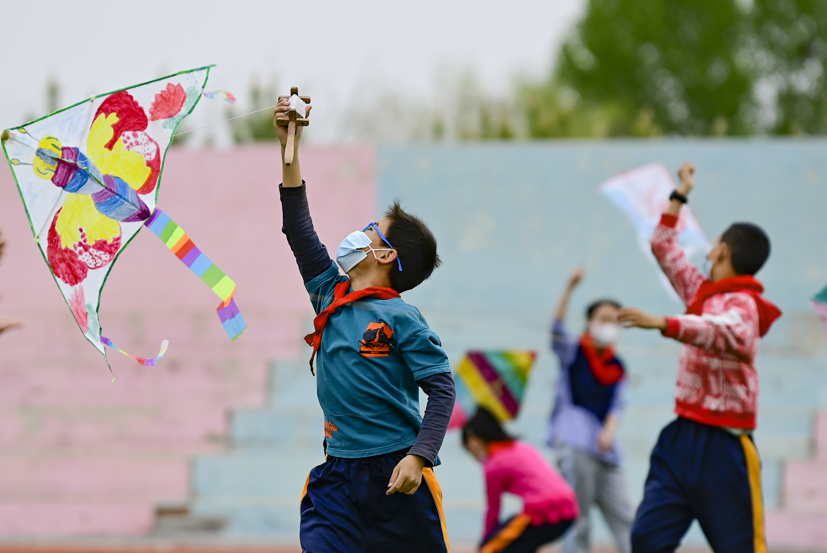 内蒙古呼和浩特：走进夏日 放飞快乐_fororder_（2）2022年5月5日，呼和浩特市赛罕区黄合少镇第一中心校学生放飞风筝。.JPG