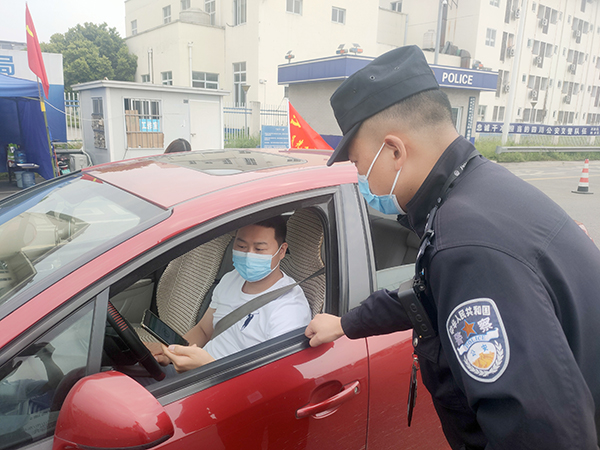 眉山公安民警张东旭：将“爱”进行到底 站好守护老百姓的每班岗_fororder_张东旭正在辖区高速路口开展疫情防控工作1--摄影--方秦