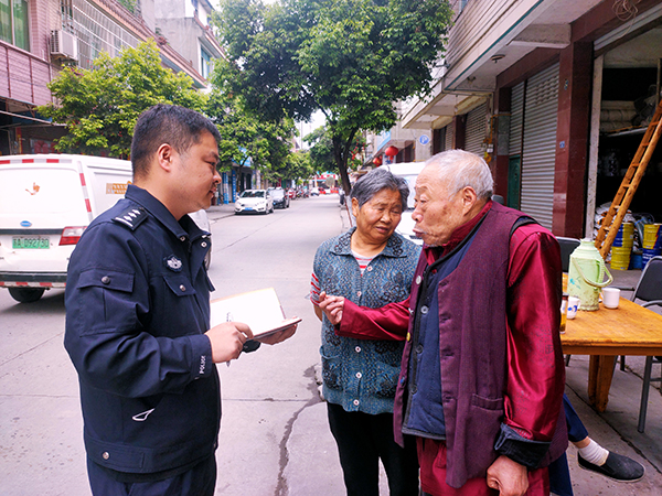 眉山公安民警许川：守护百姓安宁 共建美好家园_fororder_许川正在给辖区老人宣传防养老诈骗安全知识-摄影-方秦