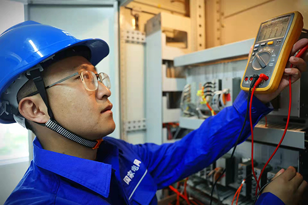四川省五一劳动奖章获得者胡梦琪：筑梦新时代 奋进新征程_fororder_胡梦琪在检查二次设备运行情况