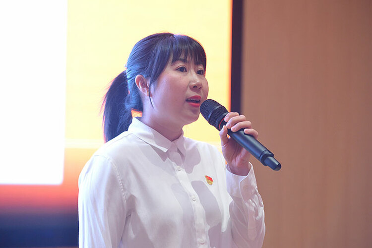 自贡市荣县9名宣传战线青年激情演讲说“奋斗”_fororder_2选手演讲现场