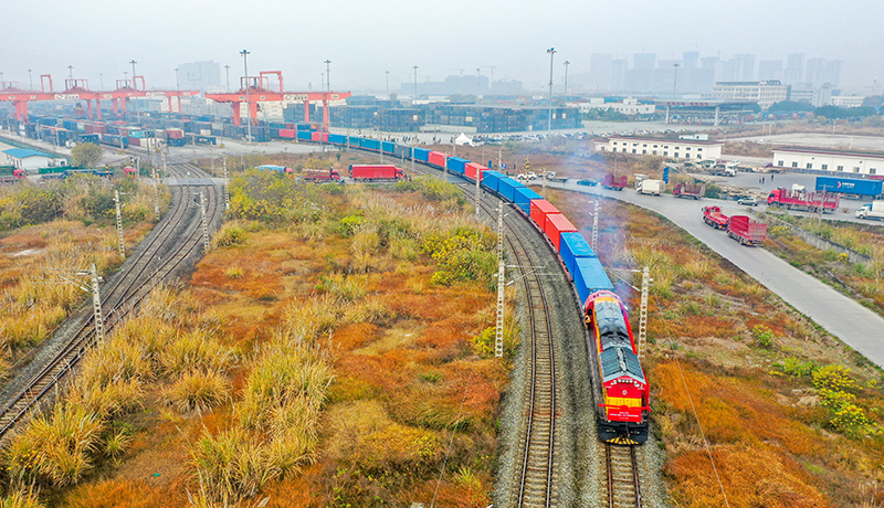 首趟中老铁路（万荣—成都）国际货运班列抵达成都国际铁路港_fororder_成都国际班列-供图-成都市青白江区委宣传部