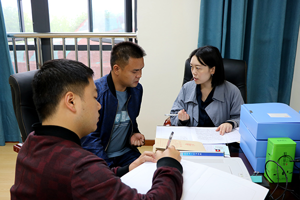 宜宾：共青团翠屏区委视察和调研宜宾市一曼中学校共青团工作_fororder_调研现场-摄影-陈国峰