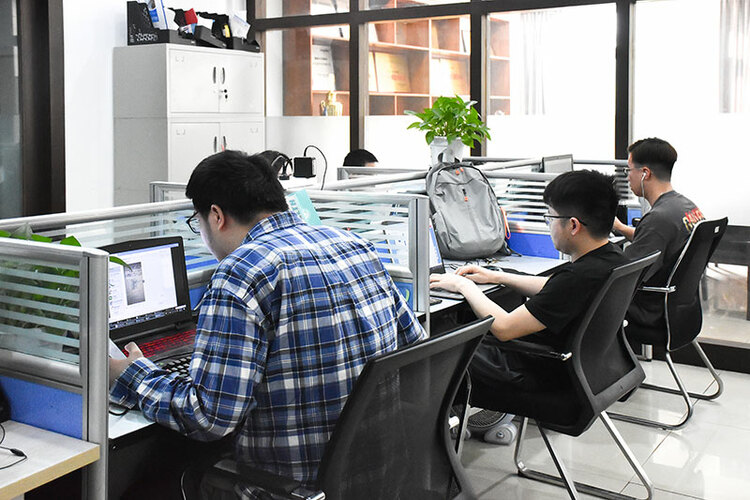 四川金软科技有限公司荣获四川省五一劳动奖状_fororder_认真工作的员工