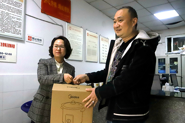 宜宾南溪区总工会：做好职工“娘家人” “五一”前夕慰劳模_fororder_慰问现场-供图-南溪区总工会