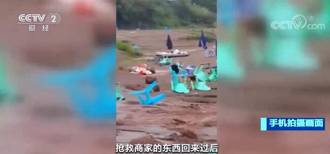 【凡人微光】江水猛涨淹没商户物资 热心小伙们下水打捞3小时