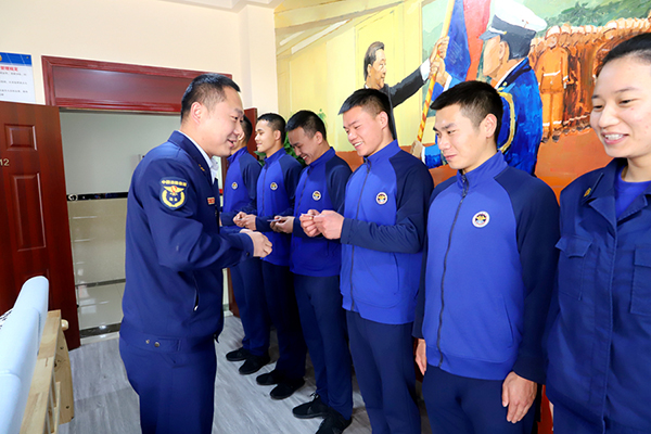 宜宾筠连县：爱心不分里程 行动不分先后_fororder_发放免费公交卡-摄影-闵柯