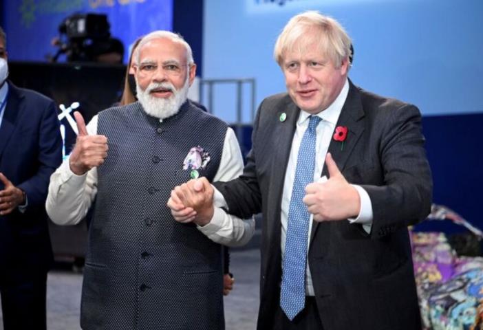 英国首相访问印度 只签大单不“说教”