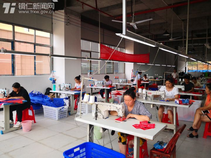 贵州铜仁：松桃扶贫车间成搬迁群众家门口致富"梦工厂"