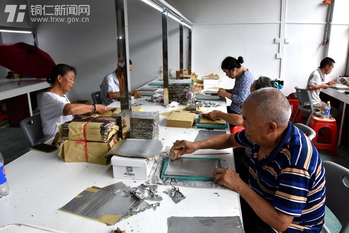 贵州铜仁：松桃扶贫车间成搬迁群众家门口致富"梦工厂"