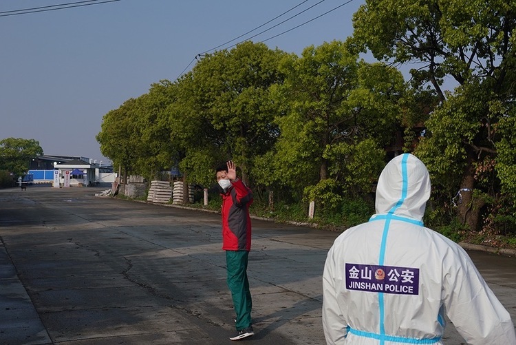 退伍十年后他们在方舱医院大门首次相聚！昔日战友今在同一方舱医院战疫