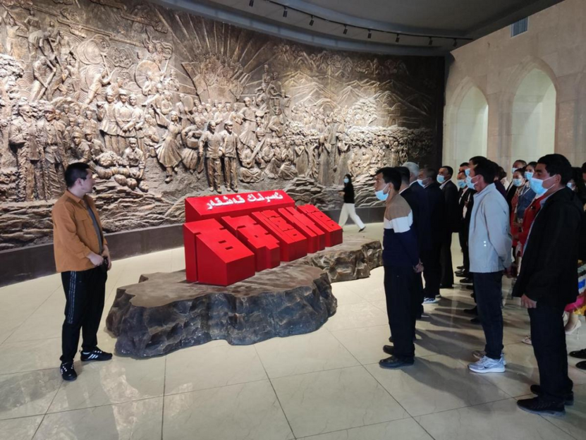 广州援疆工作队开展民族团结融情行动_fororder_模范代表们认真聆听讲解员的讲解