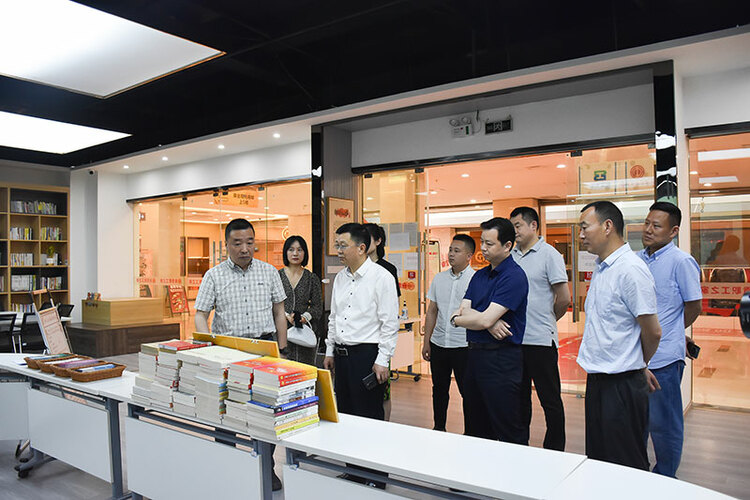 四川省总工会到自贡开展第九次全国、四川省职工队伍状况调查工作_fororder_参观自贡职工之家
