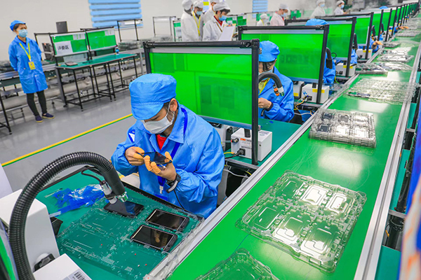 宜宾市第四届智能终端产业职工职业技能竞赛在三江新区开赛_fororder_比赛现场-摄影-何芳-1