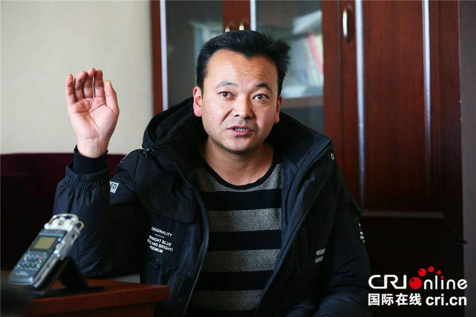 图片默认标题_fororder_马春祥主任和记者讲易地搬迁的故事