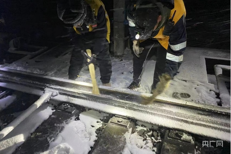 奋斗者·正青春｜青海湖畔风雪护路人