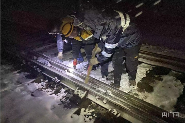奋斗者·正青春｜青海湖畔风雪护路人