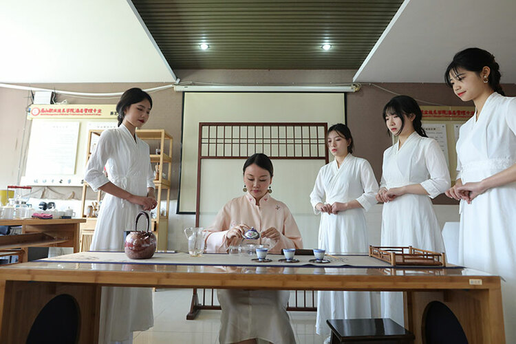 中国梦 劳动美：脚踏实地传艺 用心用情育人_fororder_李倩进行茶艺教学-(2)