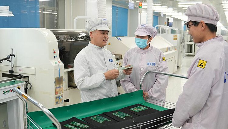 中国梦 劳动美｜唐仁杰：献力中国航天 新时代技术型产业工人_fororder_唐仁杰与同事查验刚生产的芯片