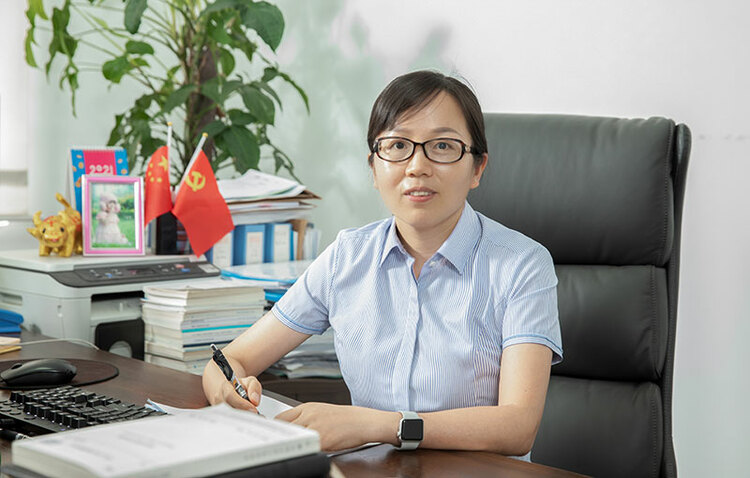中国梦 劳动美｜熊柱红：刻苦钻研 开拓创新 建筑行业的科技推动者_fororder_1-获得四川省五一劳动奖章后，熊柱红同志感到肩上的责任更大了，同时信心也更足了，她以更加拼搏的精神投入到科研工作中