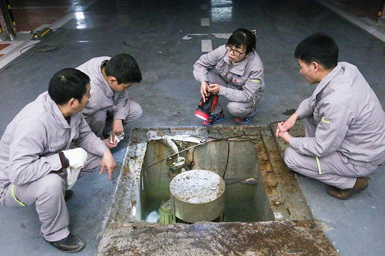 中国梦 劳动美｜熊柱红：刻苦钻研 开拓创新 建筑行业的科技推动者_fororder_11-熊柱红同志的专利发明是科研成果转化的典型与代表。图为她赴限压抗浮专利技术应用项目现场对限压阀进行日常检查