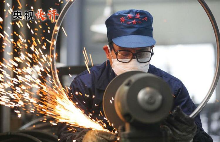 央视快评丨大力弘扬劳模精神 劳动精神 工匠精神