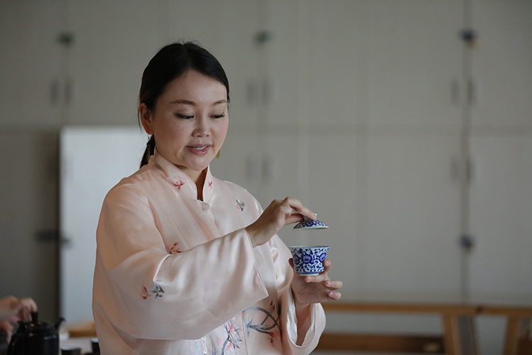 中国梦 劳动美｜李倩：脚踏实地传艺 用心用情育人_fororder_李倩进行茶艺教学-(3)