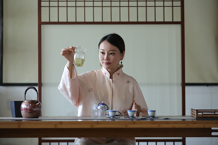 中国梦 劳动美｜李倩：脚踏实地传艺 用心用情育人_fororder_李倩给学生进行茶艺展示-(2)