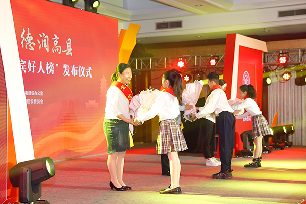2022年第一季度“宜宾好人榜”发布仪式在高县举行_fororder_少先队员向“宜宾好人”献花
